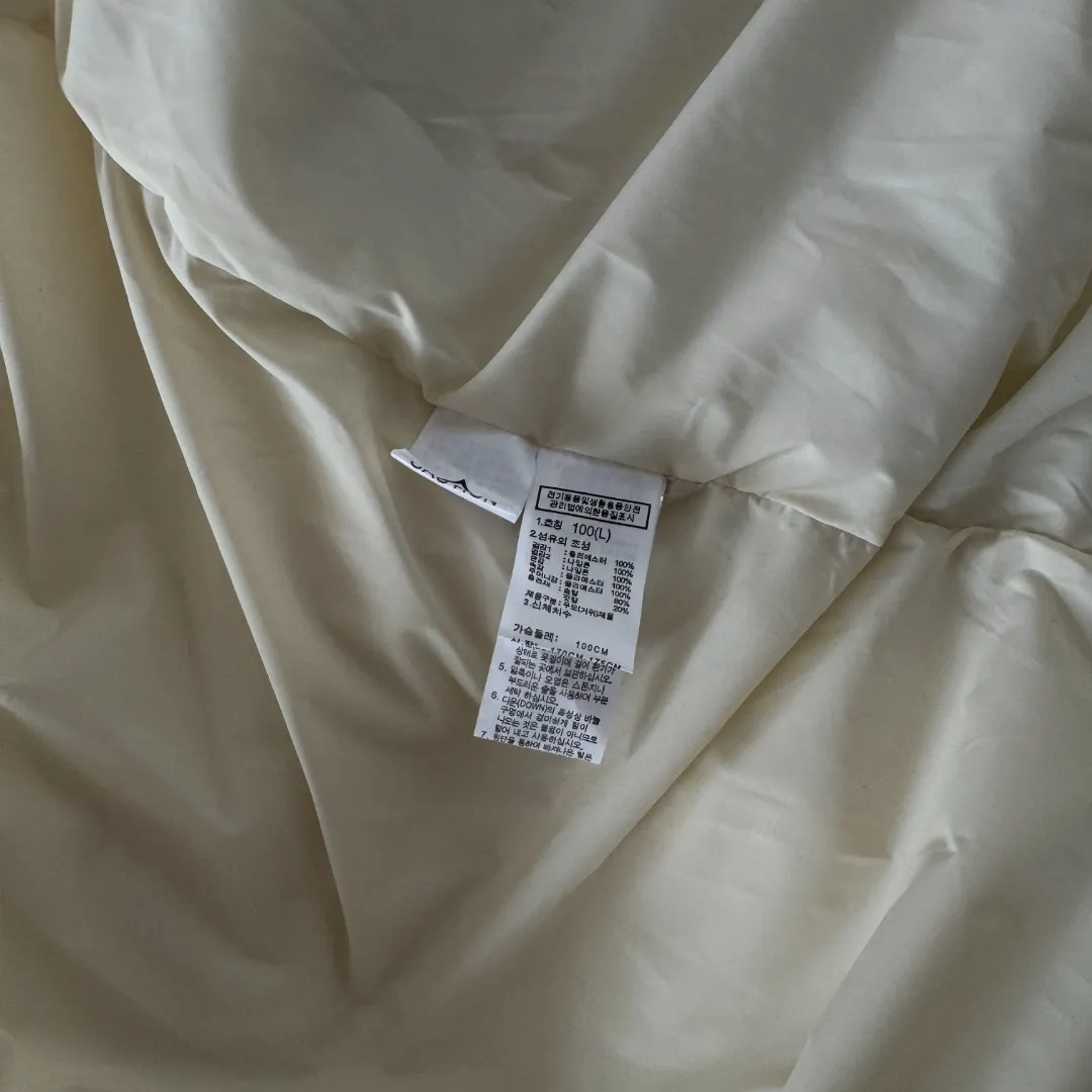 Photographed at home, please do not pass it off as a stolen photo! Style number: Y 68-𝐓𝐡𝐞 𝐍𝐨𝐫𝐭𝐡 𝐅𝐚𝐜𝐞 /F 22 North Face long down jacket Shin Min Ah Same Style ❶Fabric: Made of 100% polyester fiber, dry to the touch, water-repellent fabric. ❷Filling: It is also filled with 80% goose down, and the fluffy and warm effect is very good. ❸Embroidery: Using imported Tajima Embroidery Ten Thousand Needle Embroidery, using imported No. 7 needles and Japanese Queen Embroidery Thread to ensure that each word is full of work and has a clear three-dimensional sense. ❹The zipper is customized by Yoshida YKK original factory, with clear engraving and perfect and smooth texture. Size: XS S M L XL XXL Color: Black White